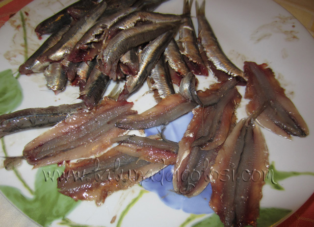 pulisci il pesce: prima togli la testa e poi le interiora e la lisca.