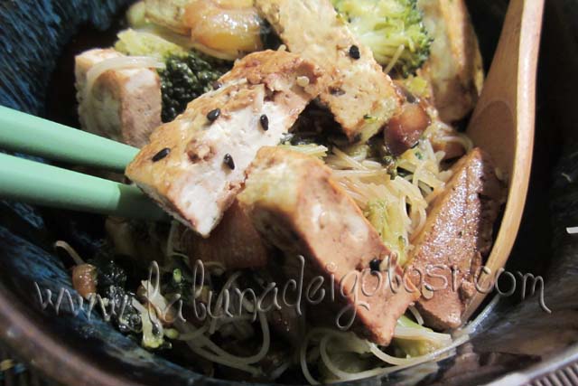 Servi i noodles belli caldi