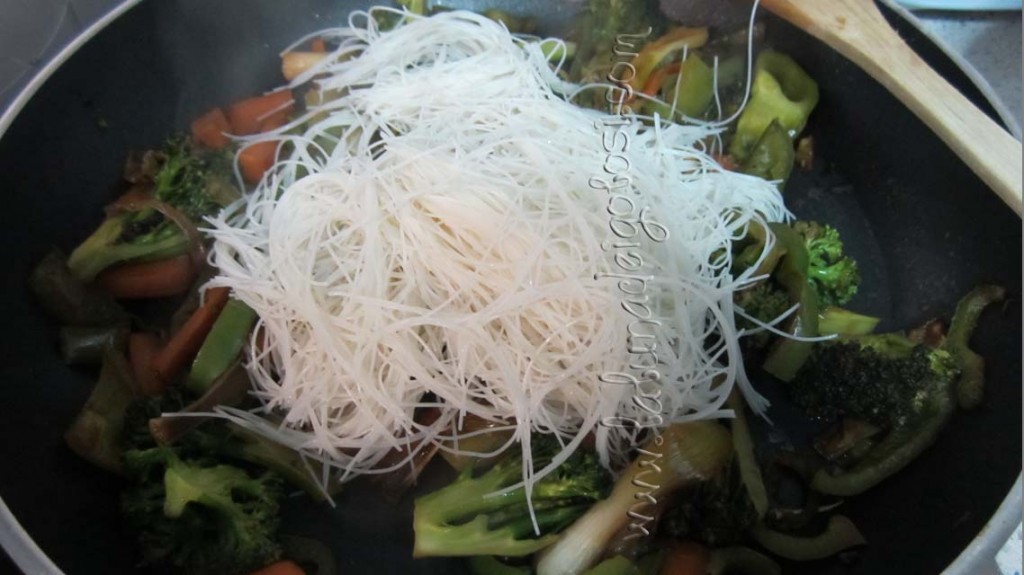 Fai andare le verdure per qualche minuto, aggiungi la salsa di soya e falle andare per altri 10-15', poi prendi poi gli spaghetti dall'insalatiera e mettili nella padella