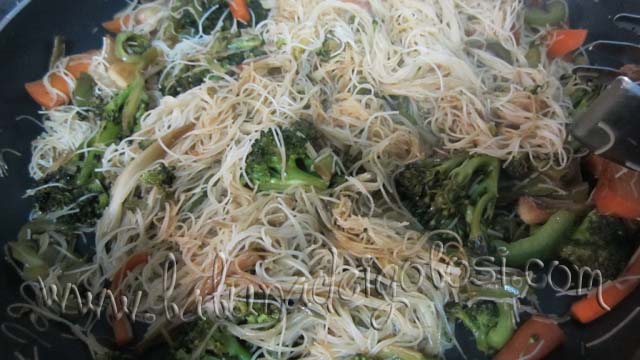 fai andare tutto per qualche minuto a fuoco vivace, girando bene per far amalgamare la pasta e il condimento