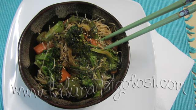 Metti i noodles in coppette e servili belli caldi!