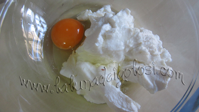 In una ciotola a parte, mescola le uova (1 o 2, viene bene in entrambi i casi!) con la ricotta,