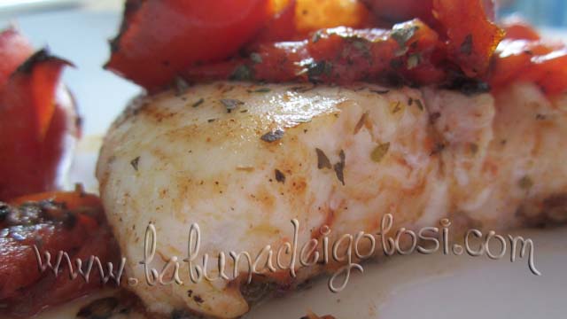 Mentre il pesce cuoce, anche i pomodori si doreranno per bene