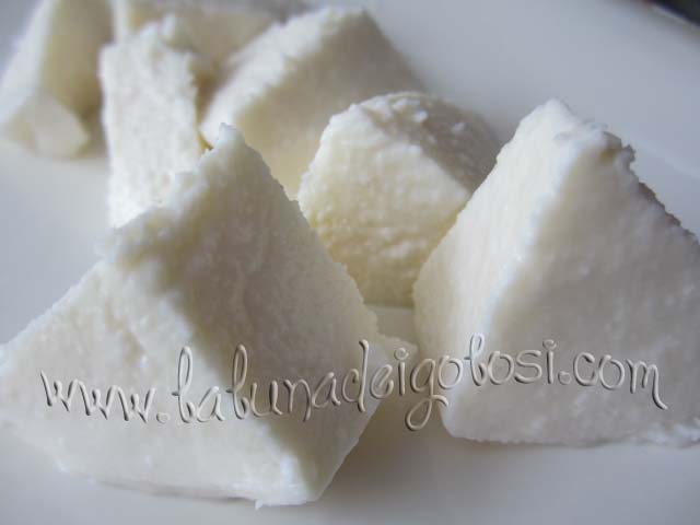 Taglia la mozzarella a cubetti
