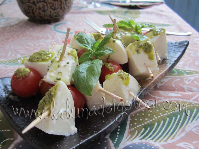 Decora con foglie di basilico