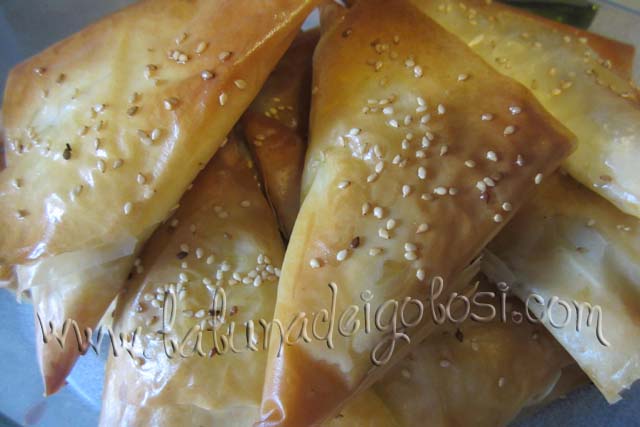 Inforna i triangoli di pasta fillo a 180°C per circa 10 minuti