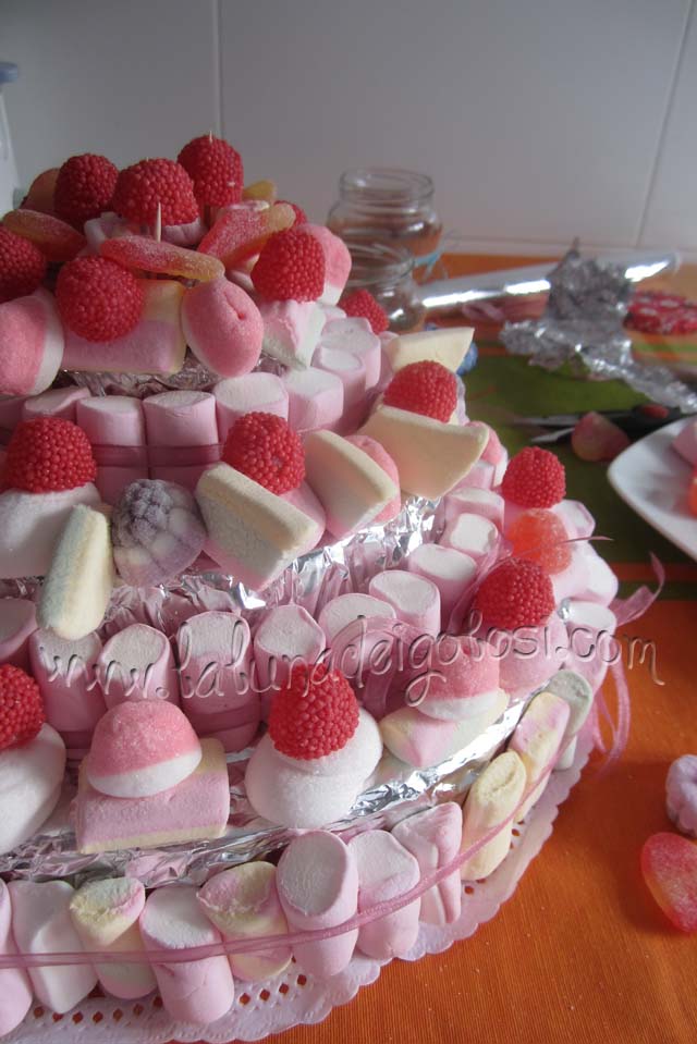 prepariamo la torta fatta di caramelle e le bustine di caramelle