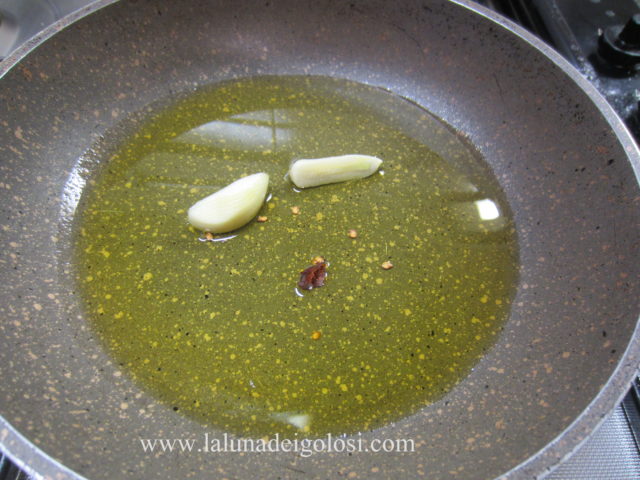 scalda l'olio e rosola l'aglio con il peperoncino