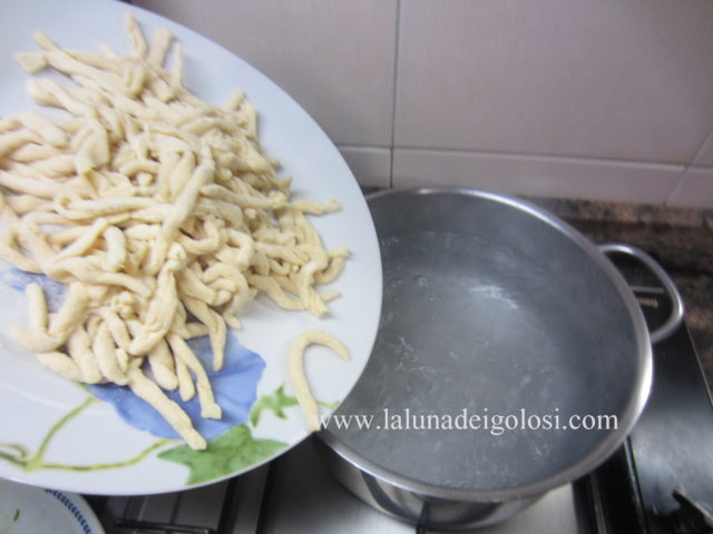 intanto metti a cuocere gli strozzapreti