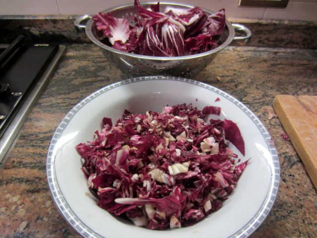 risotto al radicchio: lava l'insalata e tagliala a pezzettini