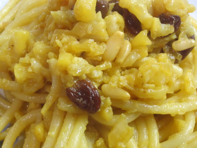 Bucatini allo zafferano con cavolfiore, pinoli e uvetta