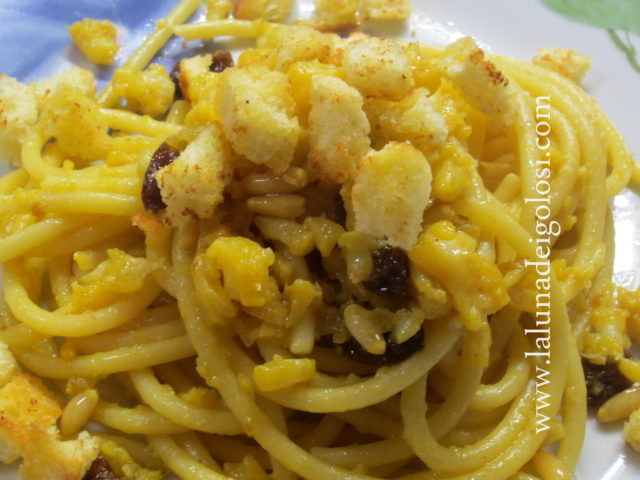 Bucatini allo zafferano con cavolfiore, pinoli, uvetta e dadini di pane