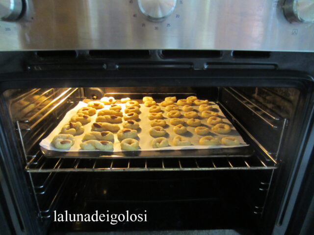 metti in forno già caldo a 200° per 12'/13' circa, poi accendi il grill per un paio di minuti e falli dorare